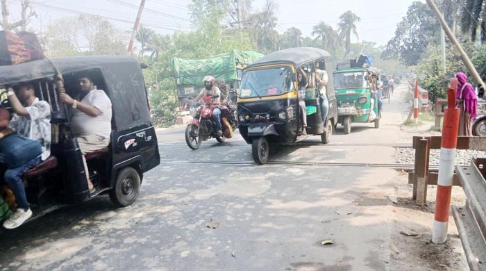  ঈদে দৌলতদিয়া ঘাটে ঘরমুখো মানুষের ঢল মহাসড়কে ঝুঁকি নিয়ে চলছে অবৈধ মাহিন্দ্র
